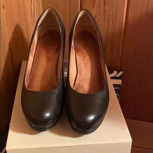 Black leather pumps - SUPER comfortable!